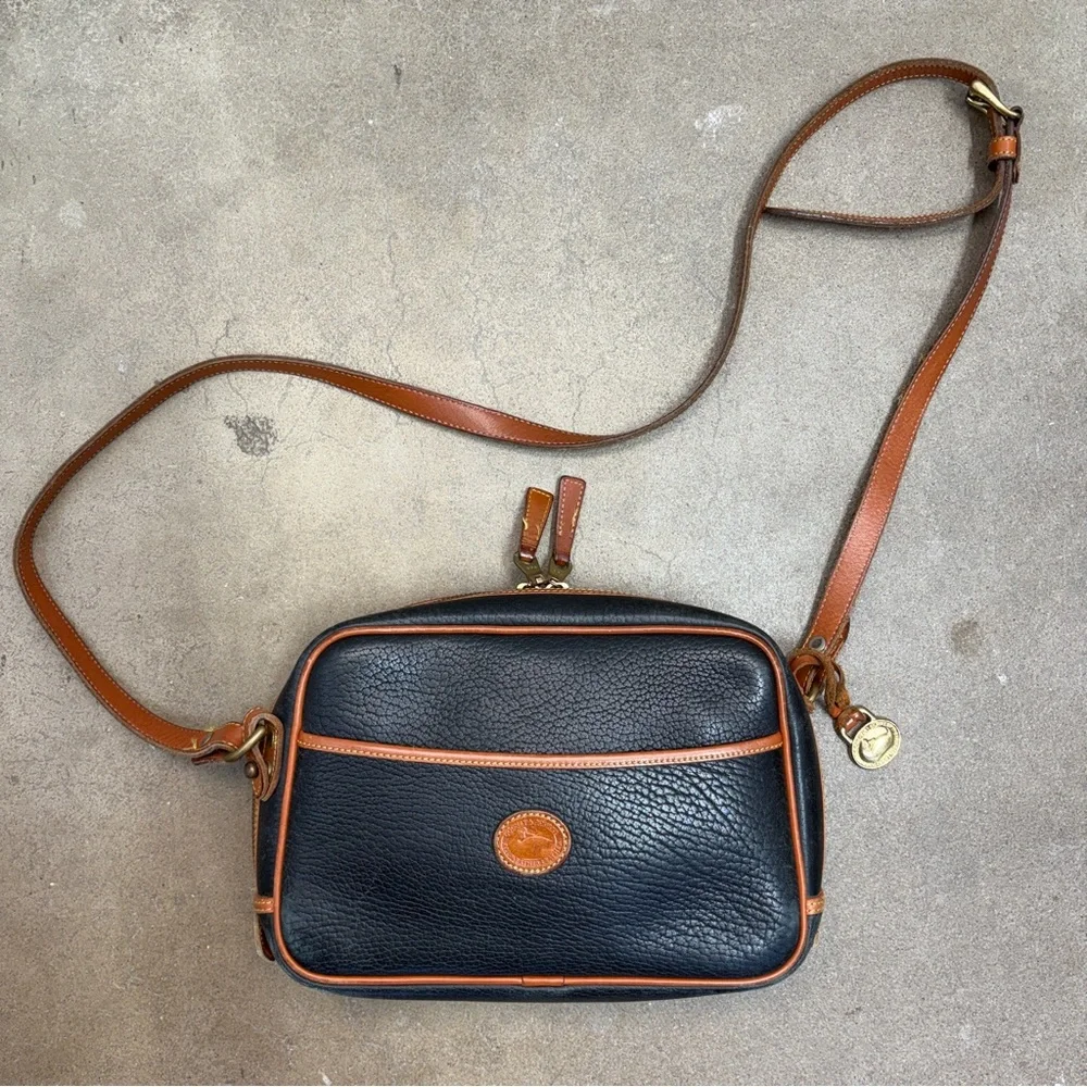 Vintage Dooney & Bourke Camera Bag Black Pebbled Leather Crossbody Brown Trim - Picture 13 of 13
